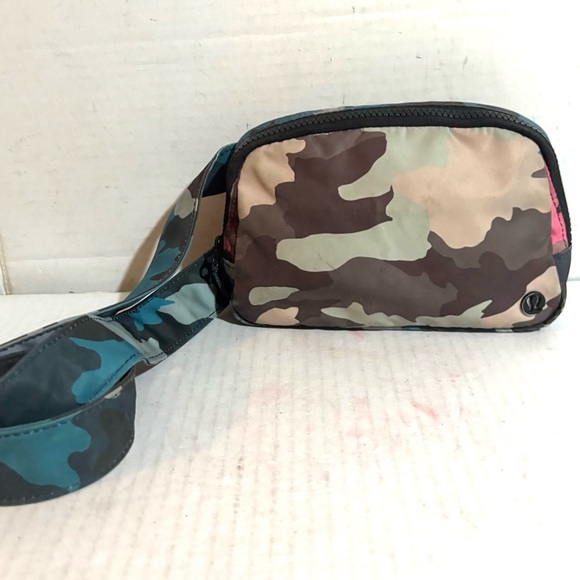 Lululemon athletica camouflage waist & fanny bag - Picture 3 of 6